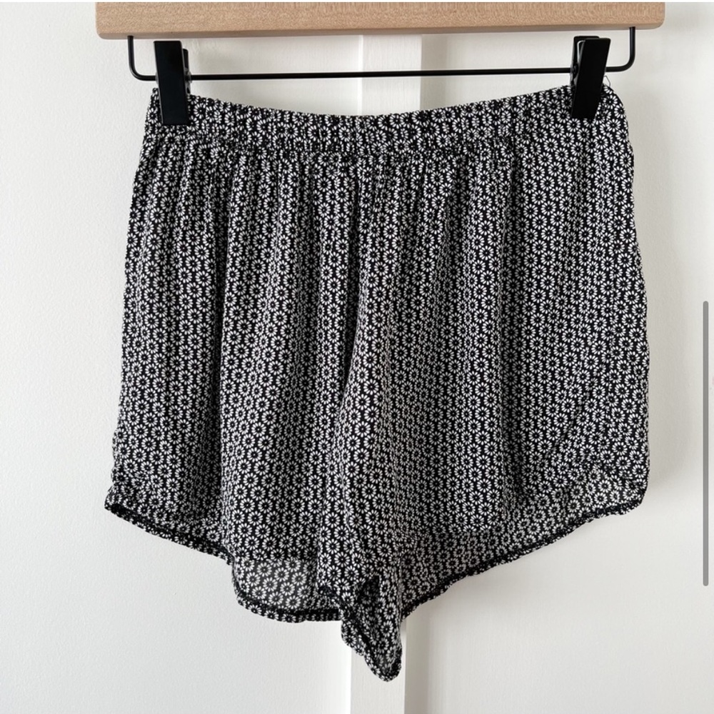 BRANDY MELVILLE pattern pull on short